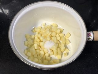 7、果干苹果重芝士软绵蛋糕,放入奶锅，加入15克砂糖，加适量的水，不要太多，够煮苹果丁的就行，中火煮到略微有点软就行，不要煮过了哈！