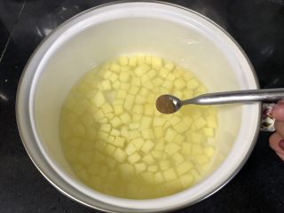 8、果干苹果重芝士软绵蛋糕,煮好后离火，加入一点点的肉桂粉。