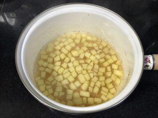 9、果干苹果重芝士软绵蛋糕,搅拌均匀，自然晾凉。