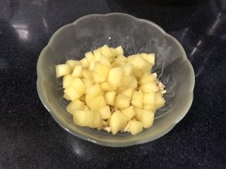 11、果干苹果重芝士软绵蛋糕,放入酥粒碗里。