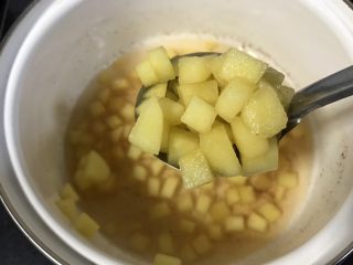 10、果干苹果重芝士软绵蛋糕,捞出三份之二的苹果粒，沥干水分。