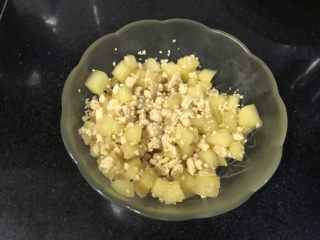 12、果干苹果重芝士软绵蛋糕,拌匀，继续放入冰箱冷藏。