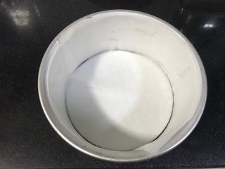 13、果干苹果重芝士软绵蛋糕,六寸模具铺好油纸。