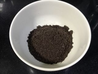 14、果干苹果重芝士软绵蛋糕,奥利奥饼干碎放入料理机打碎。