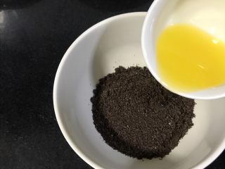 15、果干苹果重芝士软绵蛋糕,加入隔水融化的黄油30克，拌匀。