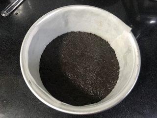 16、果干苹果重芝士软绵蛋糕,放入模具，压平，放冰箱冷藏。