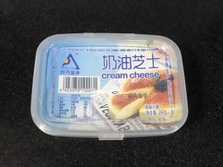 17、果干苹果重芝士软绵蛋糕,准备好室温软化的奶油奶酪，我是正好用这一小盒的量240克，如果是大包装的话用250克也行。