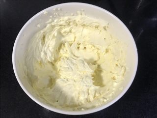 18、果干苹果重芝士软绵蛋糕,奶油奶酪隔温水打顺滑。