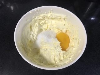 19、果干苹果重芝士软绵蛋糕,加入细砂糖和一个蛋黄，打匀。