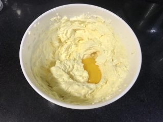 20、果干苹果重芝士软绵蛋糕,再加入一个蛋黄打匀。