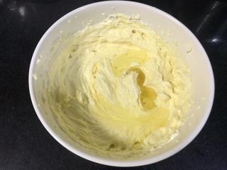 21、果干苹果重芝士软绵蛋糕,加入一个蛋白打匀。