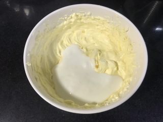 22、果干苹果重芝士软绵蛋糕,加入一半的酸奶，也就是60克，酸奶是自制的，很浓稠，如果没有就买老酸奶，打匀。