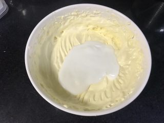 23、果干苹果重芝士软绵蛋糕,再加入一半的酸奶打匀。