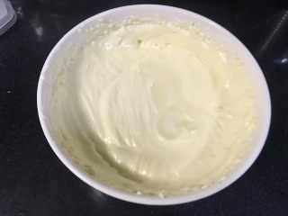 24、果干苹果重芝士软绵蛋糕,加入柠檬汁打匀，烤箱预热160度。