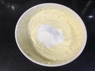 25、果干苹果重芝士软绵蛋糕,加入玉米淀粉打匀，直接电动打蛋器打就行，因为量很少，如果用刮刀拌的话，根本不好拌匀。