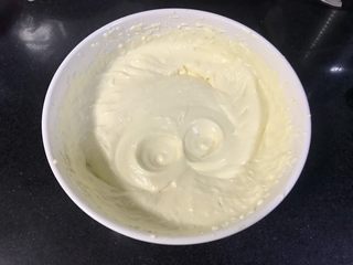 26、果干苹果重芝士软绵蛋糕,芝士糊就做好了。