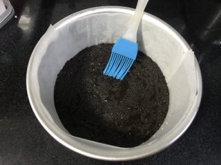 27、果干苹果重芝士软绵蛋糕,从冰箱拿出模具，刷上一点煮苹果的糖水。