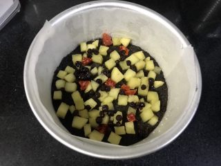 28、果干苹果重芝士软绵蛋糕,铺上剩下的苹果丁，加入三分之一的蓝莓干和三分之一的圣女果干。