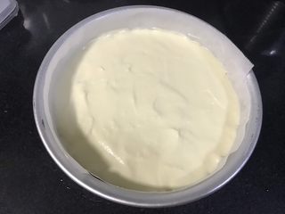 29、果干苹果重芝士软绵蛋糕,倒入芝士蛋糕糊，抹平。