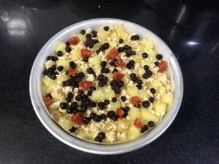 31、果干苹果重芝士软绵蛋糕,拿出来，放入苹果酥粒和剩下的果干。