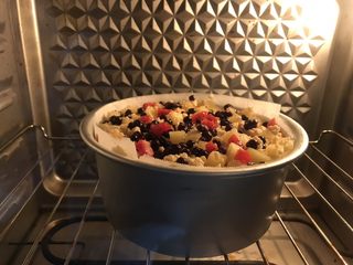 32、果干苹果重芝士软绵蛋糕,放烤箱135度35-40分钟。