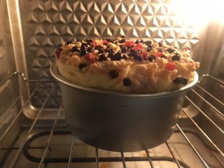 33、果干苹果重芝士软绵蛋糕,最后的状态是这样的，要爬高了才行，如果不是这个状态，就看着调一下温度和时间，反正每个烤箱的脾气都不一样，自己看好就是这个状态就行。