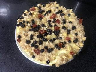 34、果干苹果重芝士软绵蛋糕,出炉，凉了后放冰箱冷藏五个小时以上。