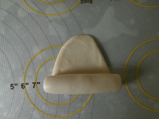 3、肉松蛋黄酥,然后由上而下卷起