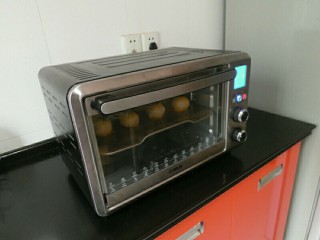 6、肉松蛋黄酥,送入烤箱中层。176度 烤30分钟！表面上色后记得加盖锡纸（温度仅供参考）