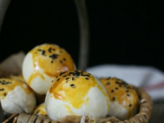 9、肉松蛋黄酥,比普通的蛋黄酥要好吃很多