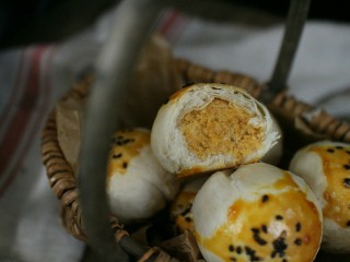 10、肉松蛋黄酥,香酥可口