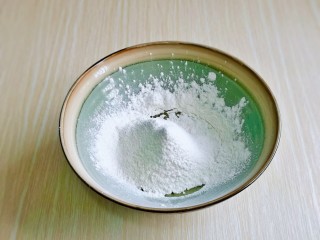 4、棉花蛋糕&不开裂不回缩方子,再筛入糕点小麦粉，用硅胶铲翻拌均匀无干粉。