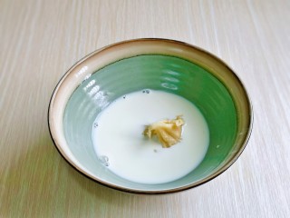 5、棉花蛋糕&不开裂不回缩方子,加入纯牛奶，用手动打蛋器，打至均匀。