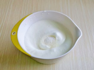 10、棉花蛋糕&不开裂不回缩方子,加入三分之糖，继续低速打发。蛋清泡消失细腻时再加入三分之一的糖，继续打发。