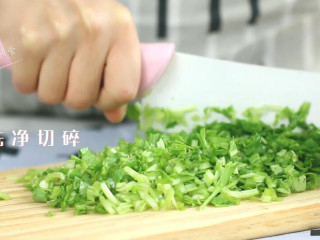 5、青菜华夫饼,早晨起床，青菜洗净切碎。