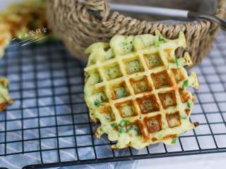 9、青菜华夫饼,最后说下华夫饼模具，有这种燃气的，还有像电饼铛那样的一体机，柚妈家里锅太多，为了收纳我喜欢这样小巧的，也便宜些。