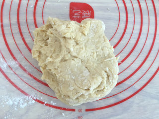 1、家庭版喜饼,首先我们把材料里面的所有东西全部混合，一起搅拌成絮状，再揉成团，然后密封发酵。