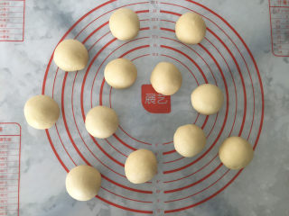 4、家庭版喜饼,全部揉圆。