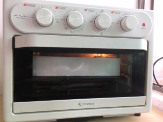 7、家庭版喜饼,放入提前预热好的烤箱，160度20分钟左右。