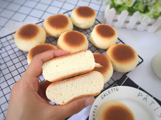 8、家庭版喜饼,为了不让面团膨胀起来，上面再放一个烤盘。如果自家烤箱有上下独立控温的功能，也可以放在最下层用下管烘焙，上色后再翻面，不要用上管，否则烤出来会像馒头一样圆圆的。