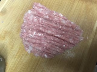 5、可乐饼,猪肉洗净剁成肉末。