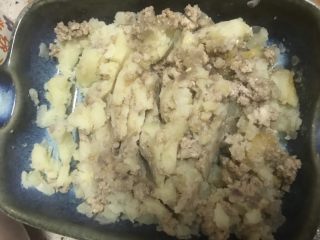 7、可乐饼,炒好的肉末和土豆泥拌匀。