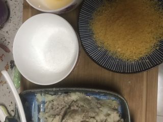 8、可乐饼,准备好淀粉，鸡蛋液，面包糠。