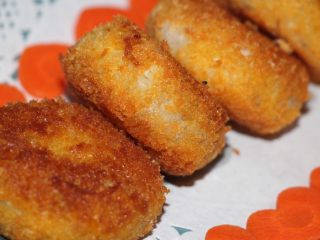 14、可乐饼,再来个金黄的特写。