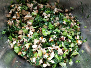 7、香菇青菜包子--不一样的做法,全部拌均匀，备用。馅要放凉才可以包，所以先做馅。