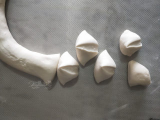 11、香菇青菜包子--不一样的做法,切剂子。我不会用手揪，只有上刀切了。虽然说面案上不能用刀，哈哈我也没辙啊不会啊，我家都是我哥揪剂子擀皮，我来包的，所以没训练我这方面的技能。切的时候把面一上一下转着切。一个大概40g，称量了几个，基本差不多，不用那么精确啦。