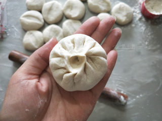 14、香菇青菜包子--不一样的做法,包的过程有点不好形容。就是捏褶子，一个一个捏，捏到后边的就把前边的褶子放开，不要一直扯着不放越拉越长，包出的包子也不好看。包完看看，每个褶子都要捏在中间捏牢，不然发酵时容易裂开。