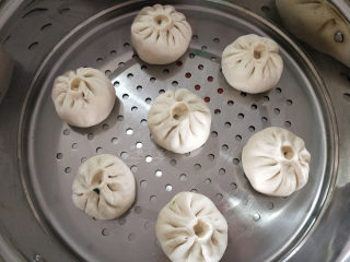 15、香菇青菜包子--不一样的做法,锅内刷油，也可以用屉布。包好的包子直接放到锅里。我试着放了油纸在包子下边，挺好用。这个量一共包了15个包子。