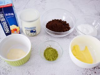 1、4寸KT猫抹茶慕斯蛋糕,准备好材料