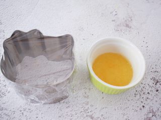2、4寸KT猫抹茶慕斯蛋糕,吉利丁粉加入35克凉开水搅拌均匀备用，慕斯模具一面先用保鲜膜封好备用